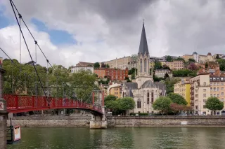 Stadsbeeld van Lyon met water, brug en gebouwen